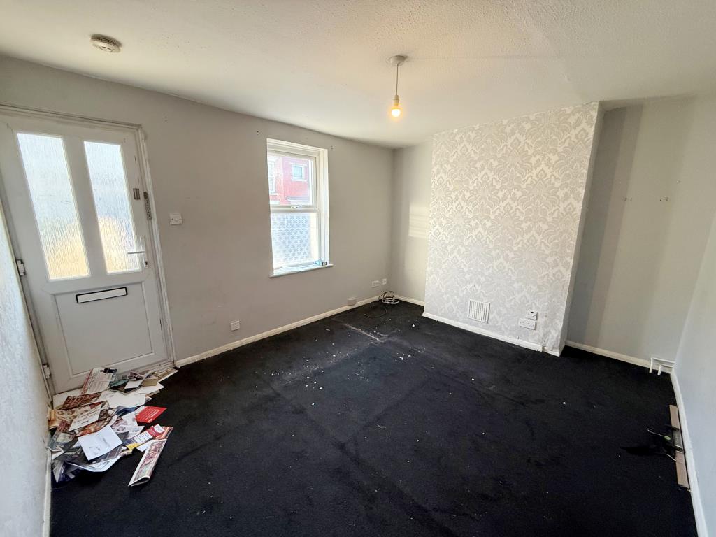Lot: 78 - HOUSE IN NEED OF IMPROVEMENT - Living room